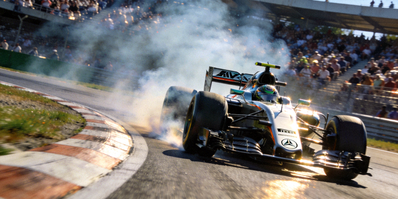 F1赛车在赛道上飞驰竞速的场面