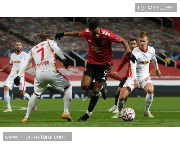 欧冠激战曼联与里昂战平帽子戏法引发争议判罚风波